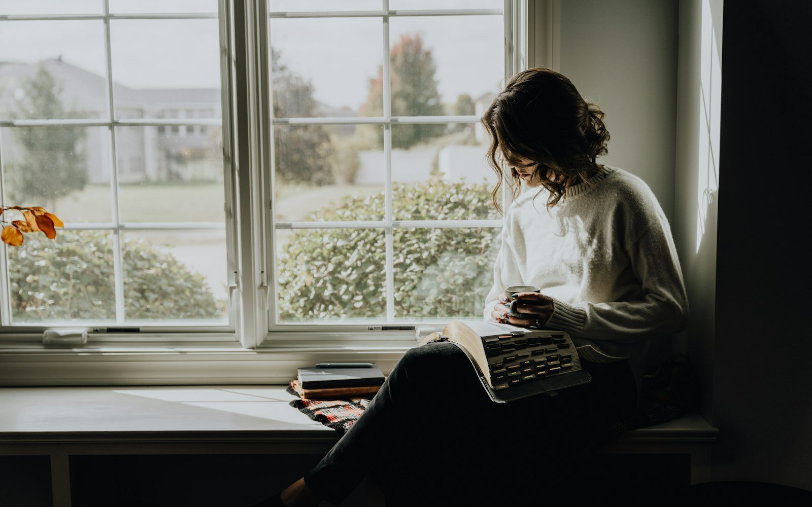 Depresyon: pencere kenarında ışık alan bir kadın